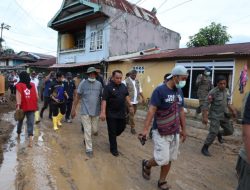 Kunjungi Warga Terdampak Banjir di Kota Kendari, Pj Gubernur Sultra Salurkan Bantuan