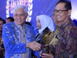 Man Arfa Dianugerahi Penghargaan sebagai Tokoh Birokrat Inspiratif Sultra 2024